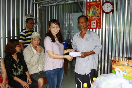 Nhóm Vòng tay yêu thương tặng 2 triệu cho gia đình ông Nguyễn Văn Ký.