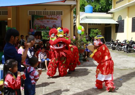 Các trẻ được xem múa lân và tham gia các hoạt động vui chơi do đoàn viên Chi đoàn Công ty CPTM Bia Sài Gòn Sông Tiền tổ chức.