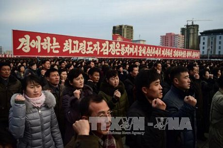 Người dân Triều Tiên tham gia một cuộc tuần hành ủng hộ lãnh đạo Kim Jong Un tại quảng trường Kim Nhật Thành hồi tháng 1/2017. Ảnh: AFP/TTXVN