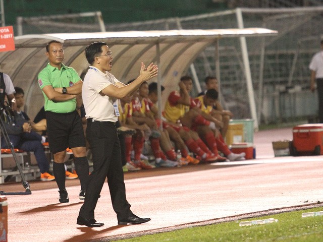 Trưởng đoàn Nguyễn Tấn Anh bên phía HA Gia Lai chấn an các cầu thủ sau tình huống bàn thắng không được công nhận của Motta ở hiệp 1 (ảnh: Trọng Vũ)
