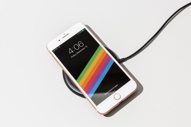 iPhone 8 với tính năng sạc không dây. (Nguồn: Business Insider)