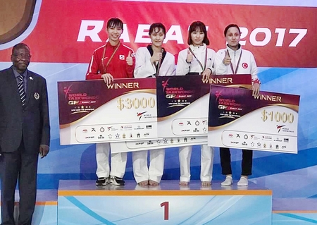 Trương Thị Kim Tuyền (bìa trái) nhận HCB cùng 3.000 USD tại Taekwondo Grand Prix 2017 (ảnh do nhân vật cung cấp)