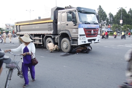 Một vụ TNGT giữa xe ô tô tải và xe mô tô trên đường Phó Cơ Điều, TP Vĩnh Long