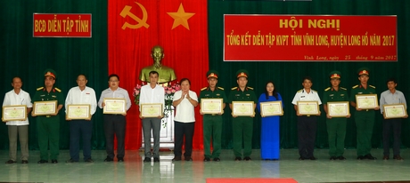 Ông Nguyễn Văn Quang- Phó Bí thư Tỉnh ủy, Chủ tịch UBND tỉnh trao bằng khen cho các cá nhân, tập thể có thành tích xuất sắc trong công tác diễn tập