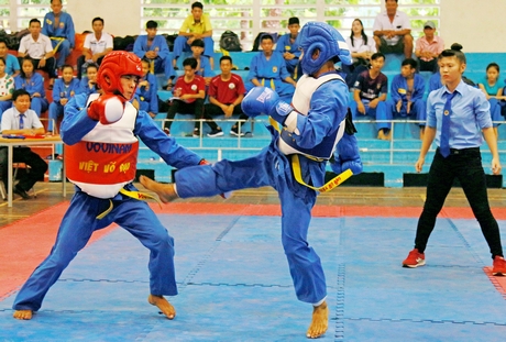 Trận đấu ở hạng cân 54kg của nam, Ân Giao (TP Vĩnh Long, trái) gặp Đức Anh (Long Hồ).