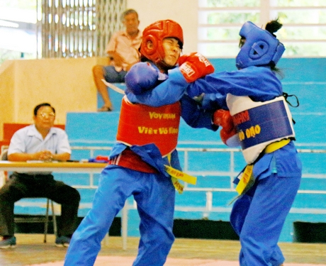 Trận đấu ở hạng cân 48kg của nữ, Anh Thi (Tam Bình, phải) gặp Diễm Kiều (TP Vĩnh Long).