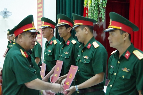 Đại tá Nguyễn Quốc Dũng- Ủy viên Thường vụ Tỉnh ủy, Chỉ huy trưởng Bộ Chỉ huy Quân sự- trao quyết định bổ nhiệm, điều động cán bộ.