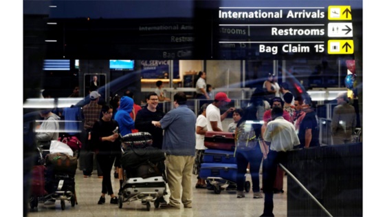 Hành khách quốc tế đến sân bay quốc tế Washington Dulles, Mỹ, ngày 24-9-2017. Ảnh: REUTERS
