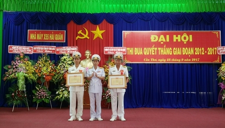 Đại tá Phạm Thanh Sơn- Bí thư Đảng ủy, Chính ủy Cục Kỹ thuật Hải quân trao danh hiệu “Chiến sỹ thi đua toàn quân năm 2017” của Bộ quốc phòng cho 2 đồng chí.