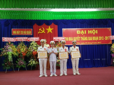Đại tá Phạm Thanh Sơn- Bí thư Đảng ủy, Chính ủy Cục Kỹ thuật Hải quân tặng Bằng khen của Bộ Tư lệnh Hải quân cho Tập thể Nhà máy X55 Hải quân và 2 cá nhân