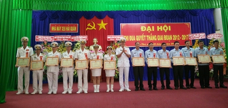 Đại tá Nguyễn Hữu Thạc- Bí thư Đảng ủy, Chính ủy Nhà máy X55 Hải quân tặng giấy khen cho các cá nhân của nhà máy có thành tích xuất sắc