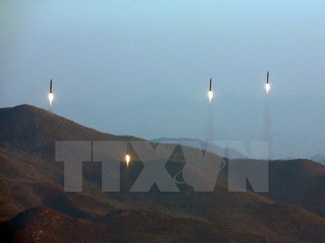 Các tên lửa đạn đạo của đơn vị pháo binh Hwasong thuộc Quân đội Nhân dân Triều Tiên được phóng tại một địa điểm bí mật ở Triều Tiên. (Nguồn: EPA/TTXVN)