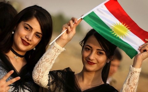 Cử tri người Kurd ăn mừng kết quả cuộc trưng cầu ý dân. Ảnh: AP
