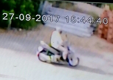 Ảnh nghị phạm vụ cướp ngân hàng đang chạy xe trên đường ấp 1, xã Tân Lộc, Tam Bình. ảnh từ camera an ninh của một hộ dân, sau 20 phút xảy ra vụ án