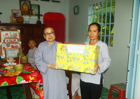 Ngoài hỗ trợ kinh phí xây nhà, Ni trưởng Thích nữ Trí Tiên còn tặng quà, tiền mặt cho các hộ có hoàn cảnh đặc biệt khó khăn.