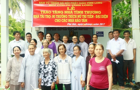 Đại diện chính quyền địa phương và các nhà tài trợ bàn giao nhà cho gia đình bà Lê Thị Hồng.