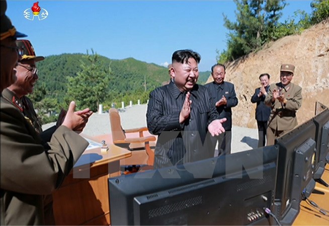 Nhà lãnh đạo Triều Tiên Tên Kim Jong-un (giữa) chỉ đạo vụ phóng thử tên lửa đạn đạo liên lục địa Hwasong-14 tại một địa điểm bí mật ở Triều Tiên. Nnguồn: YONHAP/TTXVN)