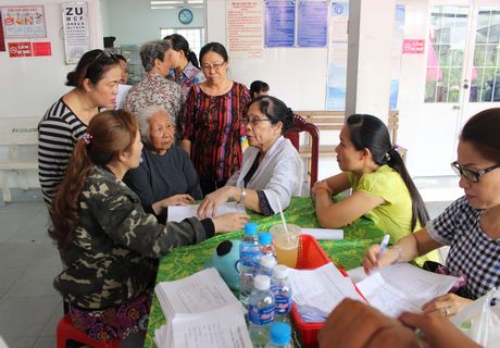 Hơn 500 phụ nữ và trẻ em nghèo của phường 4, phường 5 TP Vĩnh Long được khám bệnh, cấp thuốc miễn phí.