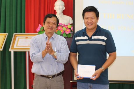 Ông Nguyễn Hữu Khánh, Phó Tổng biên tập Báo Vĩnh Long trao giải nhất cá nhân.