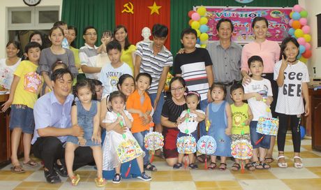 Ban lãnh đạo Báo Vĩnh Long trao quà Tết Trung thu 2017 cho các bé.