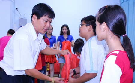 Chủ tịch UBND TP Vĩnh Long- Nguyễn Trung Kiên trao quà cho thiếu nhi  