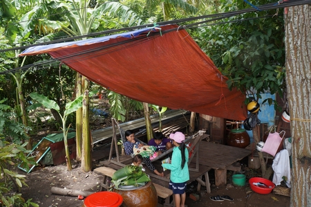 Với những căn lều tạm bợ, người dân vùng sạt lở càng thêm vất vả trong mùa mưa bão.