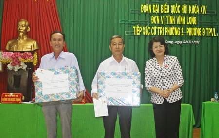 Đại diện chính quyền địa phương nhận quà trung thu cho các em thiếu nhi do Phó Chủ tịch nước- Đặng Thị Ngọc Thịnh trao tặng. 