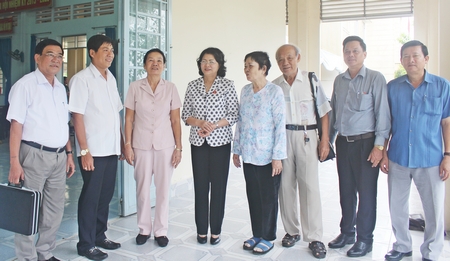 Phó Chủ tịch nước- Đặng Thị Ngọc Thịnh (thứ 4, bên trái) trao đổi với cử tri bên lề buổi tiếp xúc.