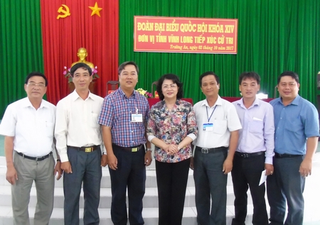 Phó Chủ tịch nước- Đặng Thị Ngọc Thịnh (giữa) tại buổi tiếp xúc với cử tri xã Tân Ngãi, Trường An.