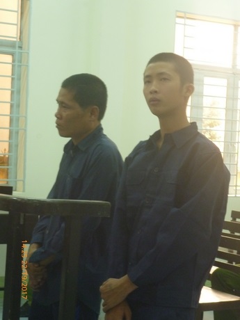 Bị cáo Hậu (trái) và Kỳ tại phiên tòa sơ thẩm.