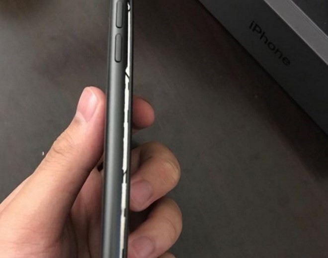 iPhone 8 Plus với màn hình bị phồng nứt khỏi thân máy do người dùng Anthony Wu cung cấp cho MacRumors.