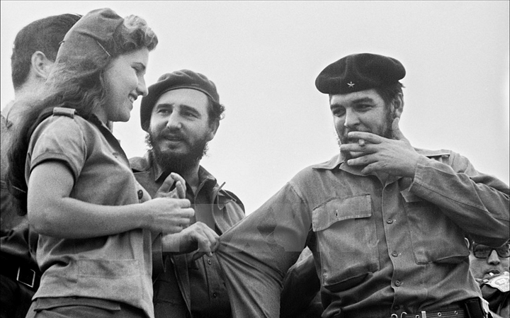 Tư lệnh Che Guevara cùng Lãnh tụ Cuba Fidel Castro và các nhà lãnh đạo Cuba khác chúc mừng các tình nguyện viên hoàn thành chiến dịch diệt dốt ngày 22/12/1961. (Nguồn: Prensa Latina/TTXVN)