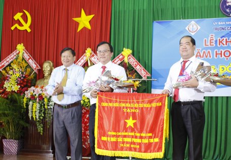 Ông Lê Quang Đạo, Chủ tịch UBMTTQ Việt Nam tỉnh Vĩnh Long trao Cờ thi đua của Chính phủ cho lãnh đạo Trường CĐ Nghề Vĩnh Long.