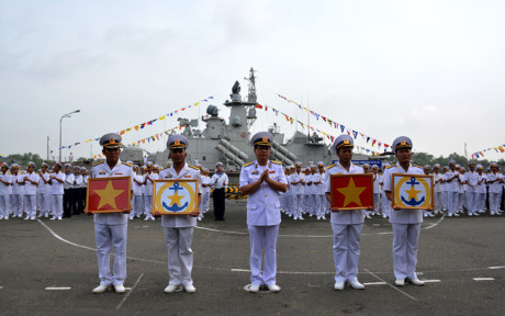 Tại lễ thượng cờ, lãnh đạo Vùng 2 Hải quân đã trao Quốc kỳ và hải kỳ cho các đồng chí truyền trưởng, chính trị viên 2 tàu.