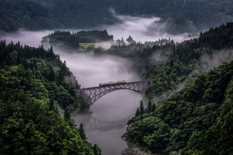 Băng qua sương mù. (Nguồn: NatGeo) Tác giả chụp đường hình ảnh con tàu trên tuyến xe lửa Tadami Line băng qua sương mù mờ ảo với phong cảnh đẹp mê hồn ở Nhật Bản.