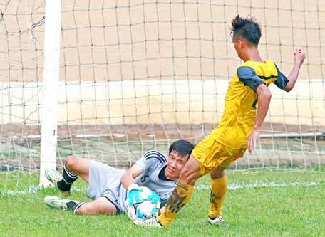  Lê Hiếu Nhơn (25, Vĩnh Long) là thủ môn duy nhất của giải vô hiệu hoá được cú sút phạt từ chấm 11m của cầu thủ đội Kiên Giang.