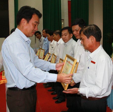 Phó Chủ tịch UBND tỉnh Lữ Quang Ngời tặng bằng khen cho các tập thể, cá nhân làm tốt công tác BHXH, BHYT.