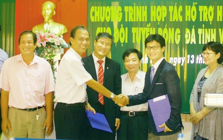  Ông Han Young Kuk trong ngày ký ký hợp đồng huấn luyện đội Bóng đá Vĩnh Long 2012.