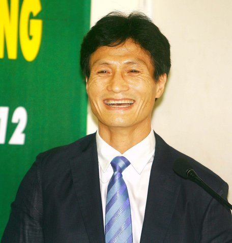 Ông Han Young Kuk phát biểu trong ngày ký ký hợp đồng huấn luyện đội Bóng đá Vĩnh Long 2012.