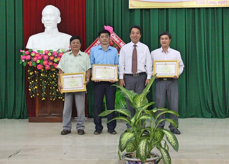 Phó Chủ tịch UBND tỉnh Lữ Quang Ngời trao giải nhất cho các tác giả.