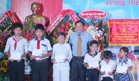 Ông Lê Quang Đạo- Ủy viên Thường vụ Tỉnh ủy- Chủ tịch Ủy ban MTTQ Việt Nam tỉnh tặng quà cho mẹ Việt Nam anh hùng và học bổng cho 5 học sinh nghèo.