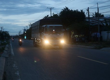 Đoạn đường thiếu sáng về đêm nên một số phương tiện liên tục sử dụng đèn chiếu xa, thậm chí lấn làn. Ảnh chụp trên ĐT 902.