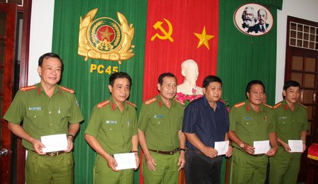 Đại tá Phạm Văn Ngân- Phó Giám đốc Công an tỉnh trao thưởng cho các tập thể điều tra khám phá vụ án.