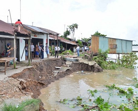 Khu vực sông Cái Côn, ấp Phú Thạnh, thị trấn Mái Dầm, tỉnh Hậu Giang bị sạt lở.