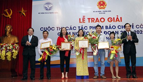 Tác giả Trần Phước (thứ 2 từ trái sang)- Báo Vĩnh Long, nhận giải B.  ảnh internet