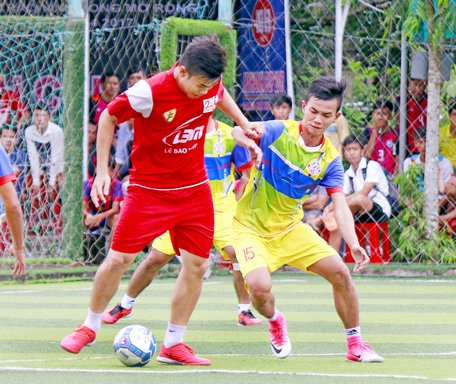 Pha tranh bóng trong trận Zeal FC (áo vàng) thắng Canon Lê Bảo Minh 2-1.
