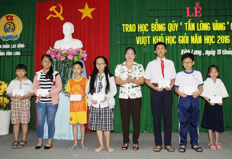  Bà Lê Thị Hồng Đào- Phó Chủ tịch thường trực LĐLĐ tỉnh Vĩnh Long trao học bổng cho các em học sinh.
