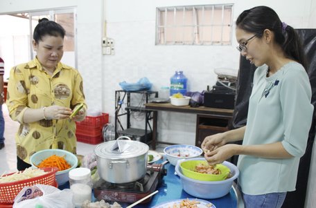 Phụ nữ khiếm thị nấu ăn ngon, chăm sóc gia đình 