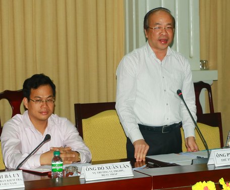 Thứ trưởng Bộ Tư pháp, Trưởng đoàn kiểm tra Phan Chí Hiếu trao đổi tại buổi làm việc.