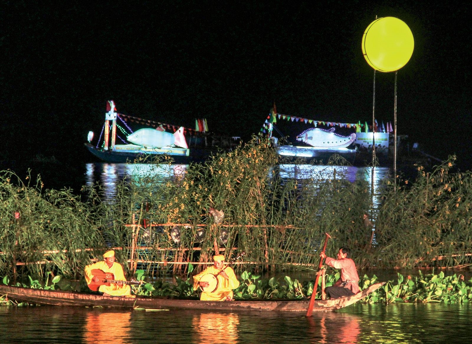 Không gian đờn ca tài tử về đêm trên sông nước An Giang. Ảnh: DUY KHÔI